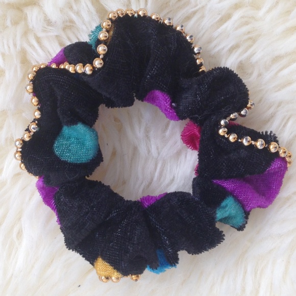 🎁 Free with purchase 🎁 Velvet Scrunchie - Picture 2 of 2